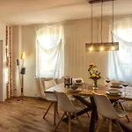 Kunstvoll - Individuelle 4-zimmer Mit Balkon In Daire *