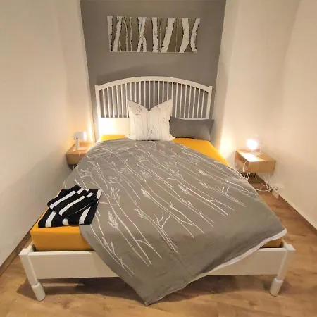 Kunstvoll - Individuelle 4-zimmer Mit Balkon In アパート
