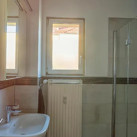 Kunstvoll - Individuelle 4-zimmer Mit Balkon In *