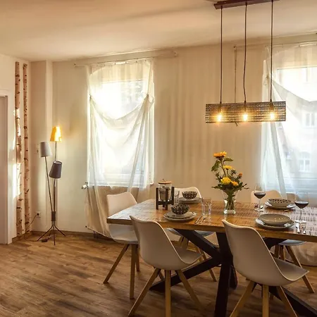 Kunstvoll - Individuelle 4-zimmer Mit Balkon In アパート *