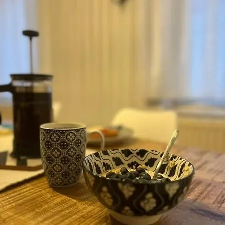 Kunstvoll - Individuelle 4-zimmer Mit Balkon In